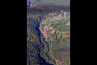 Dorfansicht im Saarbachtal aus Süden in Hirschthal im Bundesland Rheinland-Pfalz, Deutschland