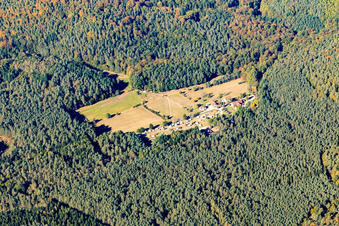 Schrägluftbild von Sturzelbronn im Bundesland Moselle, Frankreich