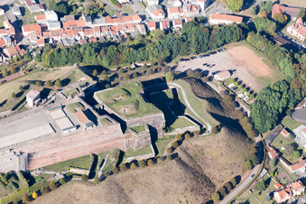 Bitche im Bundesland Moselle, Frankreich vom Flugzeug aus