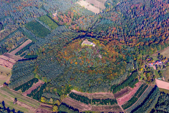 Ruine und Mauerreste der Burgruine Lindelbrunn in Vorderweidenthal im Bundesland Rheinland-Pfalz, Deutschland