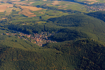 Dorfansicht im Pfälzerwald aus Westen in Dörrenbach im Bundesland Rheinland-Pfalz, Deutschland