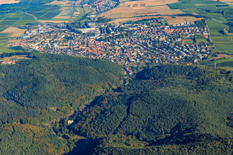 Stadtansicht aus Westen mit Kurtal in Bad Bergzabern im Bundesland Rheinland-Pfalz, Deutschland
