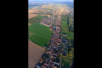 Saarstraße am Abend aus Westen in Kandel im Bundesland Rheinland-Pfalz, Deutschland
