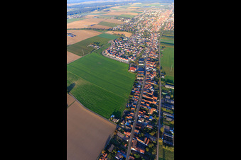 Luftbild von Saarstraße am Abend aus Westen in Kandel im Bundesland Rheinland-Pfalz, Deutschland