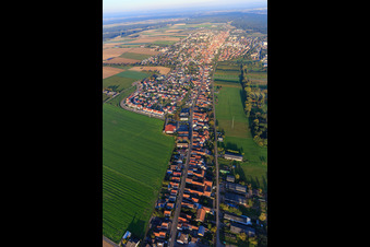 Luftaufnahme von Saarstraße am Abend aus Westen in Kandel im Bundesland Rheinland-Pfalz, Deutschland