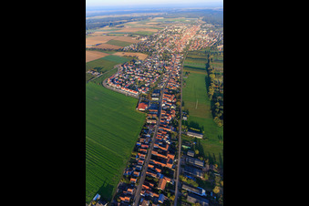 Schrägluftbild von Saarstraße am Abend aus Westen in Kandel im Bundesland Rheinland-Pfalz, Deutschland