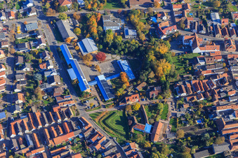 Grundschule Bellheim und Rathaus hinter dem  Altes Sägewerk Mittelmühle im Bundesland Rheinland-Pfalz, Deutschland