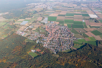 Ortsansicht der Straßen und Häuser der Wohngebiete in Harthausen im Bundesland Rheinland-Pfalz, Deutschland