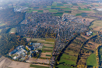 BASF Agricultural Center im Vordergrunde der Ortsansicht von Limburgerhof im Bundesland Rheinland-Pfalz, Deutschland