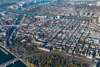 Schloß und Innenstadt in Mannheim im Bundesland Baden-Württemberg, Deutschland
