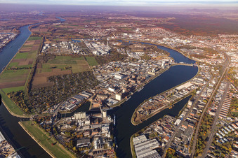 Schrägluftbild von Industriehafen Friesenheimer Insel im Ortsteil Neckarstadt-West in Mannheim im Bundesland Baden-Württemberg, Deutschland