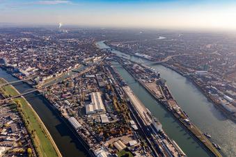 Schrägluftbild von Mannheimer Hafen im Ortsteil Innenstadt im Bundesland Baden-Württemberg, Deutschland