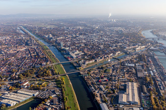 Hafenanlagen des Mühlauhafen am Ufer des Flußverlaufes von Neckar und Rhein vor dem Ortsteil Jungbusch in Mannheim im Ortsteil Innenstadt im Bundesland Baden-Württemberg, Deutschland