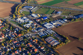 Gewerbegebiet Im Weichlingsgarten Richtung A65 mit Sportzentrum TV Hochdorf und Manz Pfälzer Holz-Manufaktur e.K im Ortsteil Assenheim in Hochdorf-Assenheim im Bundesland Rheinland-Pfalz, Deutschland