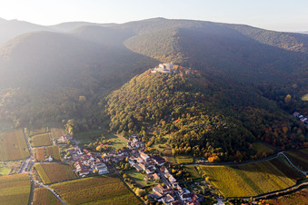 Burganlage des Schloß Hambacher Schloss im Ortsteil Hambach in Neustadt an der Weinstraße. Wiege der deutschen Demokratie im Ortsteil Diedesfeld im Bundesland Rheinland-Pfalz, Deutschland