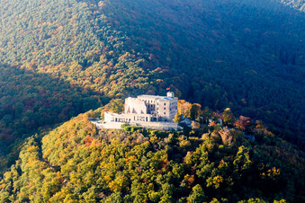 Hambacher Schloß im Ortsteil Diedesfeld in Neustadt an der Weinstraße im Bundesland Rheinland-Pfalz, Deutschland aus der Drohnenperspektive