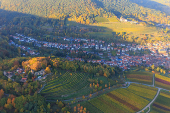 Schloss Kropsburg in Herbstfarben von Süden im Ortsteil SaintMartin in Sankt Martin im Bundesland Rheinland-Pfalz, Deutschland