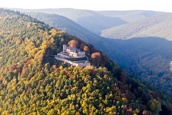 Ruine und Mauerreste der ehemaligen Burganlage Burgruine Rietburg in Rhodt unter Rietburg im Bundesland Rheinland-Pfalz, Deutschland