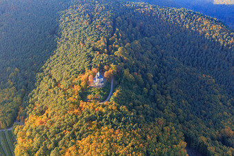 St.-Anna-Kapelle im herbstlichen Wald in Burrweiler im Bundesland Rheinland-Pfalz, Deutschland