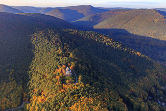 Luftaufnahme von St.-Anna-Kapelle im herbstlichen Wald in Burrweiler im Bundesland Rheinland-Pfalz, Deutschland