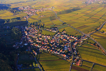 Winzerdorf am Haardtrand in Herbstfarben aus Süden in Gleisweiler im Bundesland Rheinland-Pfalz, Deutschland