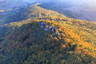Burgruine Madenburg im herbstlichem Wald bei Abendlicht in Eschbach im Bundesland Rheinland-Pfalz, Deutschland