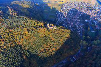 Burgruine der Burg Landeck im herbstlichem Wald bei Abendlicht in Klingenmünster im Bundesland Rheinland-Pfalz, Deutschland von oben