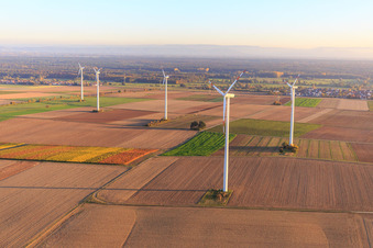 Drohnenbild von Minfelder Windpark im Bundesland Rheinland-Pfalz, Deutschland