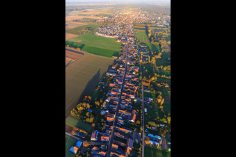Saarstraße am Abend aus Westen in Kandel im Bundesland Rheinland-Pfalz, Deutschland von oben