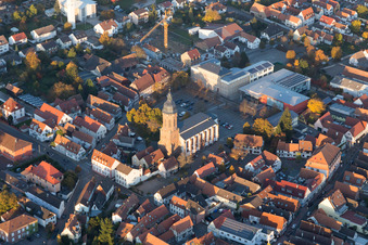 Kirchengebäude der Sankt Georgskirche im Altstadt- Zentrum der Innenstadt in Kandel im Bundesland Rheinland-Pfalz, Deutschland
