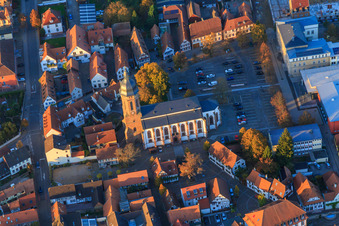 Plätzel und St. Georgskirche am Marktplatz von Süden in Kandel im Bundesland Rheinland-Pfalz, Deutschland