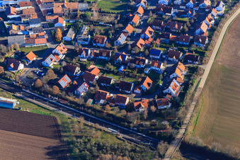 Bahnhof und EFH-Siedlung An d. Bahn in Steinweiler im Bundesland Rheinland-Pfalz, Deutschland