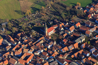 Kirchstraße und St. Martin in Steinweiler im Bundesland Rheinland-Pfalz, Deutschland