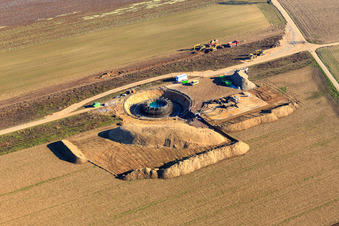 Baustelle Windrad Fundament in Hatzenbühl im Bundesland Rheinland-Pfalz, Deutschland aus der Drohnenperspektive