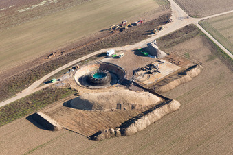 Luftbild von Baustelle zur Windrad- Turm Montage in Hatzenbühl im Bundesland Rheinland-Pfalz, Deutschland