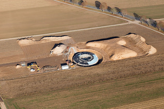 Luftaufnahme von Baustelle zur Windrad- Turm Montage in Hatzenbühl im Bundesland Rheinland-Pfalz, Deutschland