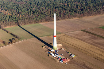 Baustelle zur Windrad- Turm Montage in Hatzenbühl im Bundesland Rheinland-Pfalz, Deutschland von oben