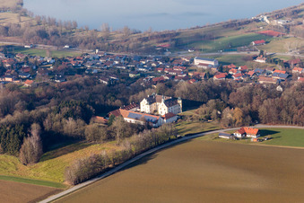 Dorfkern an den See- Uferbereichen des Rottauensee in Postmünster im Ortsteil Hinten im Bundesland Bayern, Deutschland