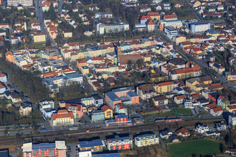 Stadtzentrum innerhalb der Ringstraße und Bahnhof aus Süden in Pfarrkirchen im Bundesland Bayern, Deutschland