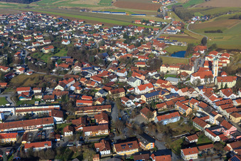 Hofmark und Kirche Maria Himmelfahrt von Süden in Bad Birnbach im Bundesland Bayern, Deutschland