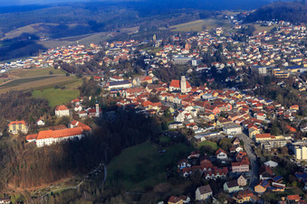 Kurort aus Südwesten mit Schulhügel, SchloSS und Kirche Hl. Familie im Ortsteil Bad Griesbach in  Rottal in Bad Griesbach im Rottal im Bundesland Bayern, Deutschland
