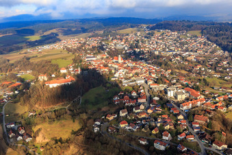 Kurort Übersicht aus Südwesten mit SchloSS und Kirche Hl. Familie im Ortsteil Bad Griesbach in  Rottal in Bad Griesbach im Rottal im Bundesland Bayern, Deutschland
