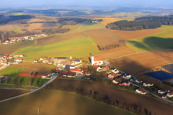 Luftbild von Pfarrkirche Maria Himmelfahrt im Ortsteil Schmidham in Ruhstorf an der Rott im Bundesland Bayern, Deutschland