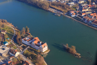 Schrägluftbild von Schloss Neuhaus am Inn mit Realschule Maria Ward Neuhaus auf einer Insel im Inn im Bundesland Bayern, Deutschland