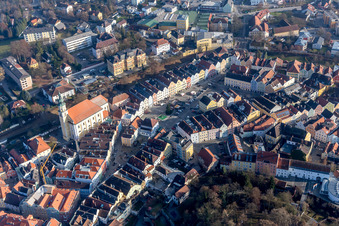 Luftbild von Kirchengebäude der Marienkapelle am Stadtplatz im Altstadt- Zentrum der Innenstadt in Schärding Innere Stadt in Oberösterreich, Österreich