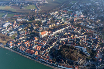 Ortskern am Uferbereich des Inn - Flußverlaufes in Schärding in Oberösterreich, Österreich