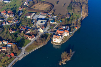Schloss Neuhaus am Inn mit Realschule Maria Ward Neuhaus auf einer Insel im Inn im Bundesland Bayern, Deutschland aus der Vogelperspektive