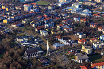 Moderne Architektur der Pfarrkirche Heilig Geist in der Rathausstraße in Bad Füssing im Bundesland Bayern, Deutschland