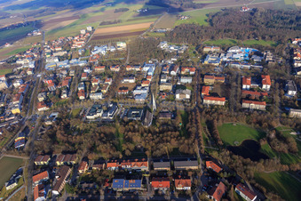 Luftaufnahme von Rathausstraße mit Moderner Architektur der Pfarrkirche Heilig Geist und Stadtpark aus Südosten in Bad Füssing im Bundesland Bayern, Deutschland