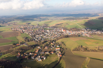 Dorf - Ansicht am Rande von landwirtschaftlichen Feldern und Nutzflächen in Kößlarn im Ortsteil Danglöd im Bundesland Bayern, Deutschland
